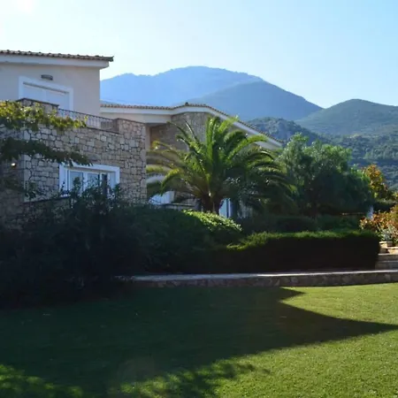 Luxury Flora Kiparissia וילה קיפריסיה