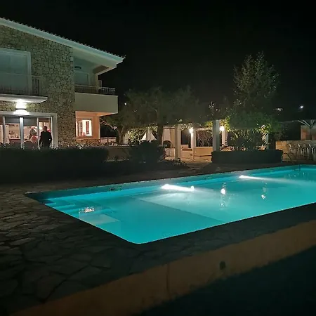 Luxury Flora Kiparissia *